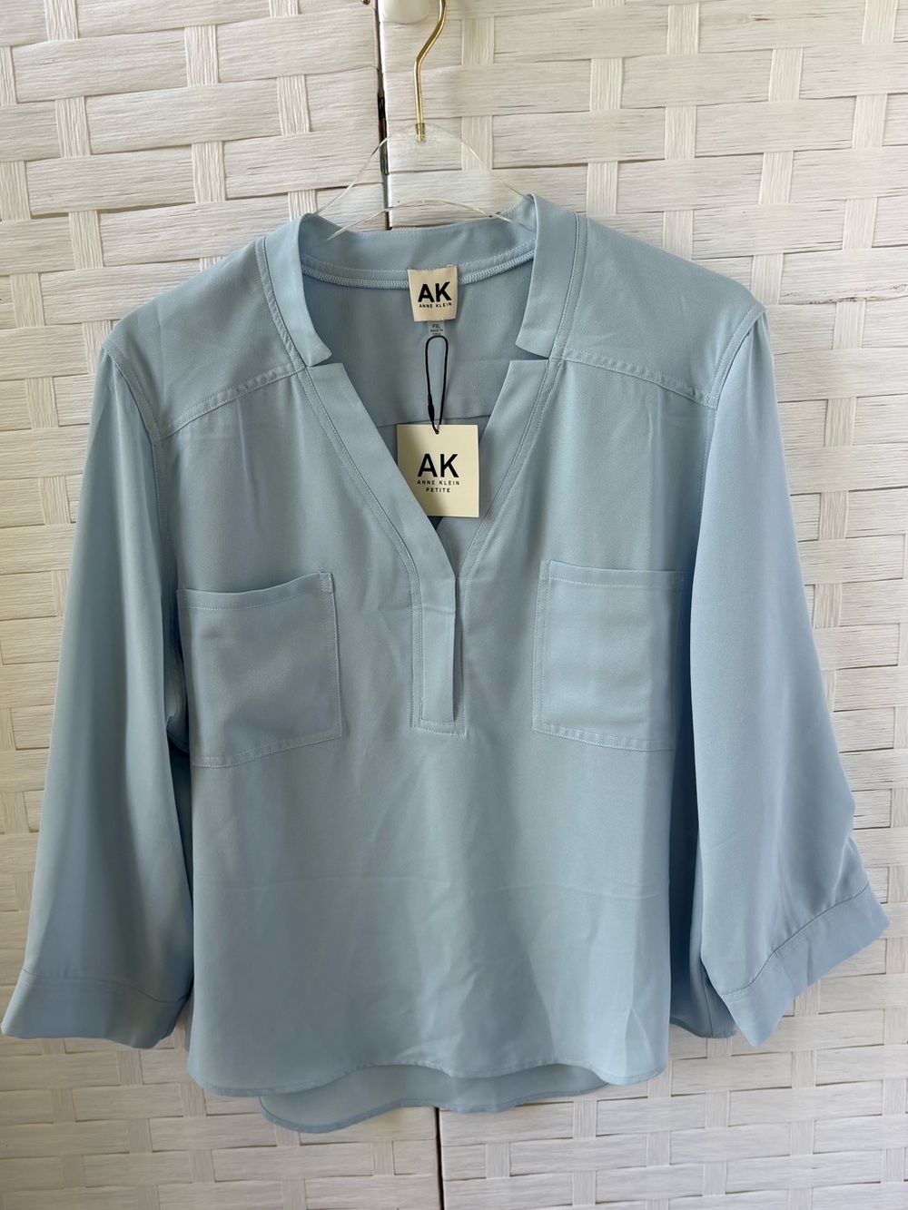 Anne Klein XLP Light Blue Split V-Neck Pocket Blouse NWT 3/4 Sleeves Career Chic